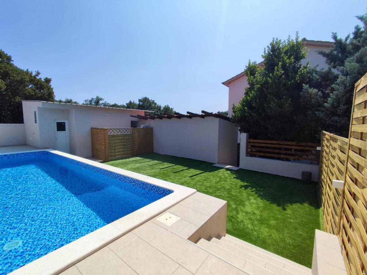 Apartment Debora Sa Privatnim Bazenom