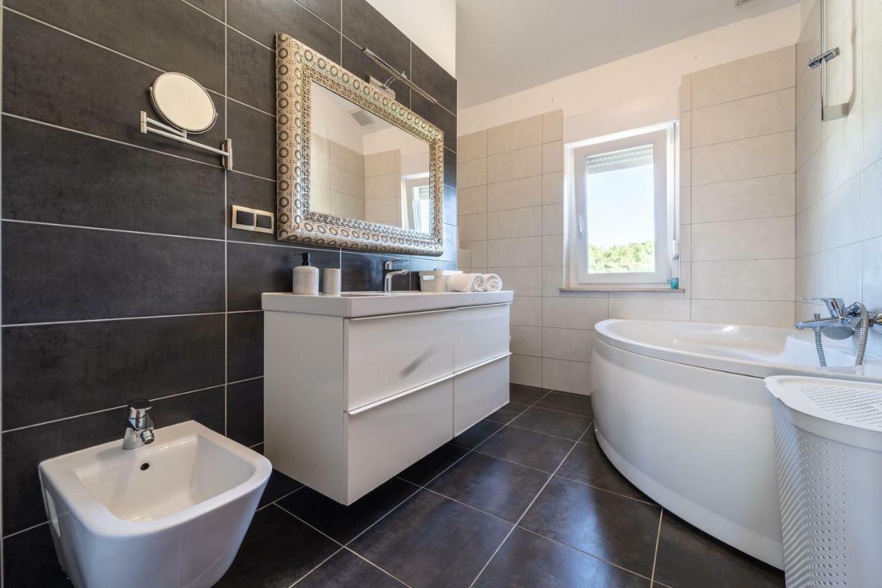 Debora Sa Privatnim Bazenom Apartment